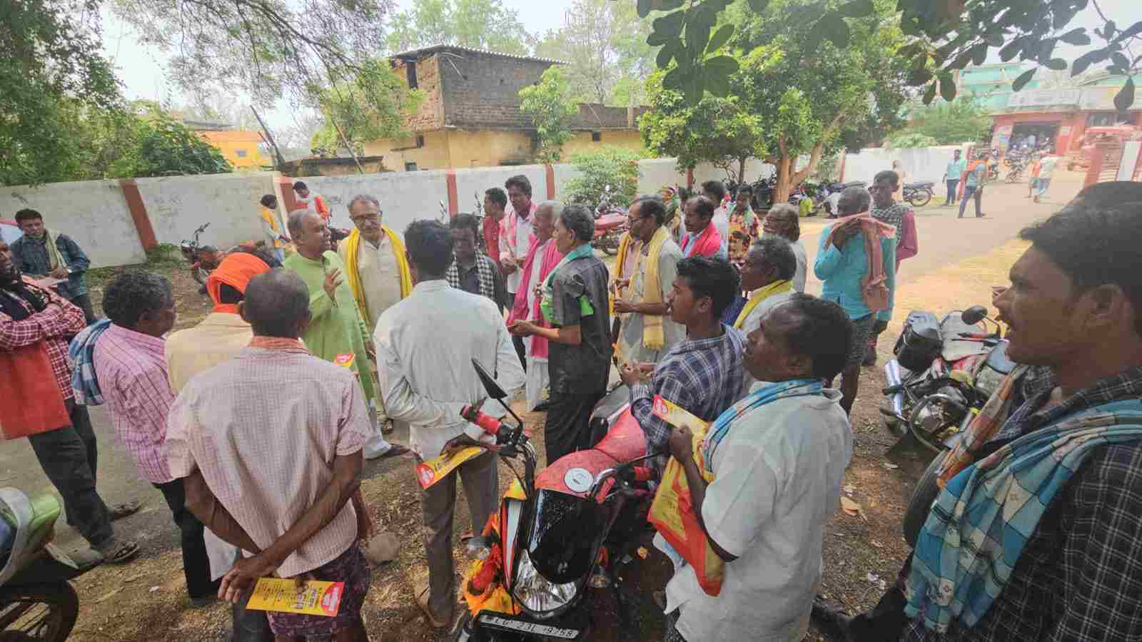 व्यवस्था परिवर्तन के लिए यात्रा : देवभोग पहुंची छत्तीसगढ़ स्वाभिमान रथ यात्रा, वीरेंद्र पांडेय ने कहा – राजनीति के शुद्धिकरण के लिए जनता को जगाना जरूरी