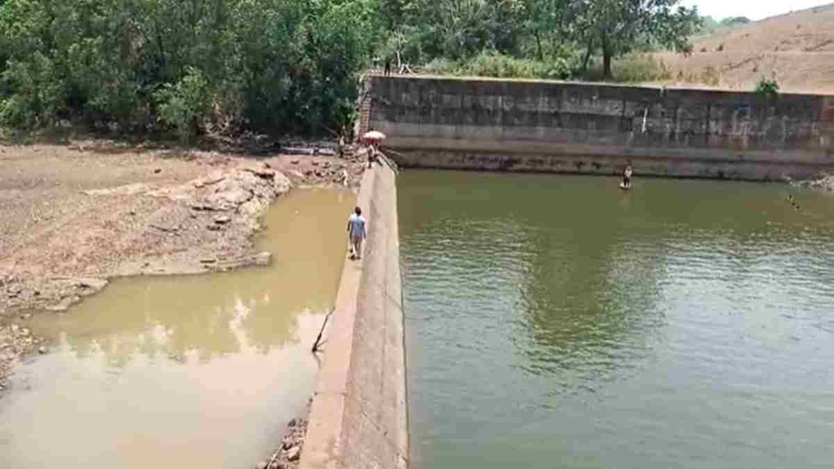 CG में तीन दिन बाद मिला साहब का फोन : जलाशय में गिरा फूड इंस्पेक्टर का महंगा मोबाइल, फोन को निकालने पंप से 10 फीट तक खाली किया पानी