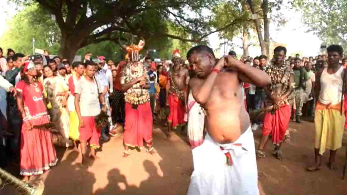 मंत्री लखमा पर सवार हुई देवी, खुद पर बरसाए कोड़े, देखें VIDEO..