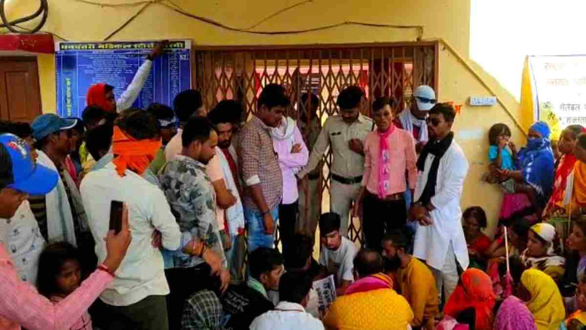आवास बनाने का सपना अधर में : हितग्राहियों ने घेरा नगर पंचायत कार्यालय, PM आवास योजना का लाभ नहीं मिलने पर भूख हड़ताल की चेतावनी