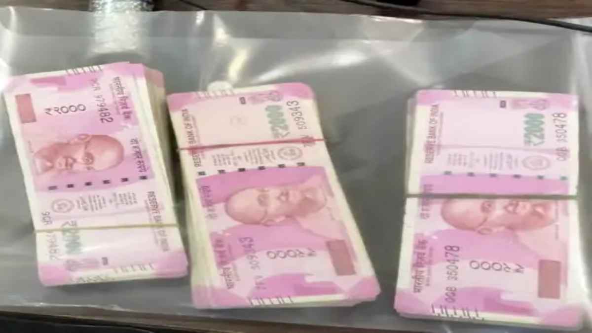 CG में 2 नक्सलियों से 6 लाख कैश बरामद : दो हजार के नोट बदलने पहुंचे थे नक्सली, पुलिस ने धर दबोचा, 11 पासबुक भी जब्त, जानिए किसके हैं पैसे…