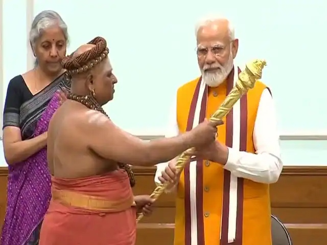 New Parliament Inauguration : चेन्नई के अधीनम से आए 21 संतों ने पीएम मोदी को सौंपा सेंगोल, कल होगा नए संसद भवन का उद्घाटन