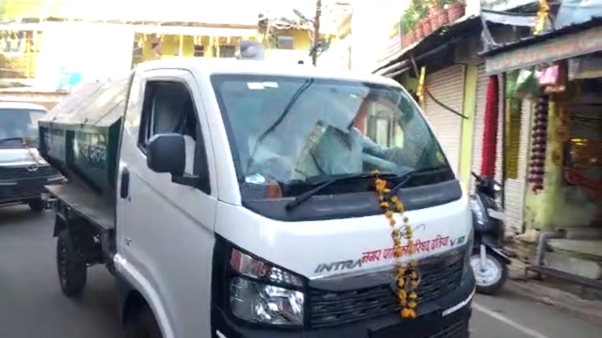 गृह मंत्री का अनोखा अंदाज: नरोत्तम मिश्रा ने चलाया कचरा वाहन, पल्स पोलियो अभियान का भी किया शुभारंभ