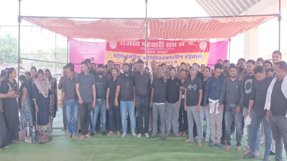 अनिश्चितकालीन हड़ताल का 16वां दिन : पटवारियों ने मनाया काला दिवस, काले कपड़े पहनकर 8 सूत्रीय मागों को लेकर दिया धरना