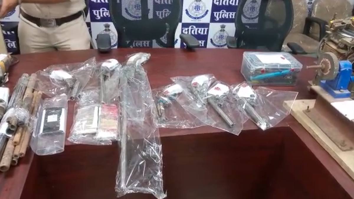 MP में पुलिस का बड़ा एक्शन: अवैध हथियार बनाने वाली फैक्ट्री पर रेड, हथियार और कट्टा बनाने की सामग्री जब्त, 1 गिरफ्तार