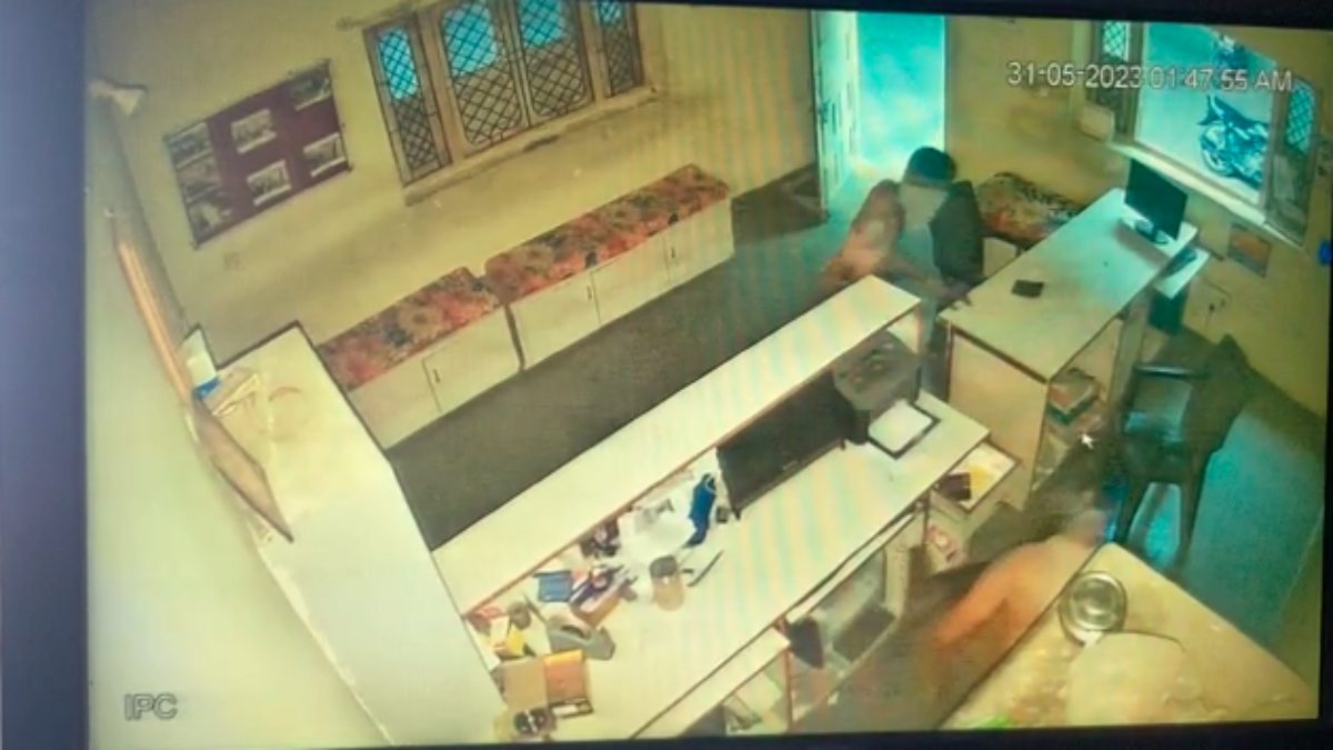 चड्डी बनियान में लूट की वारदात: नकाबपोश बदमाशों ने जिनिग में की लूट, 9 लाख रुपए उड़ाए, वारदात CCTV में कैद