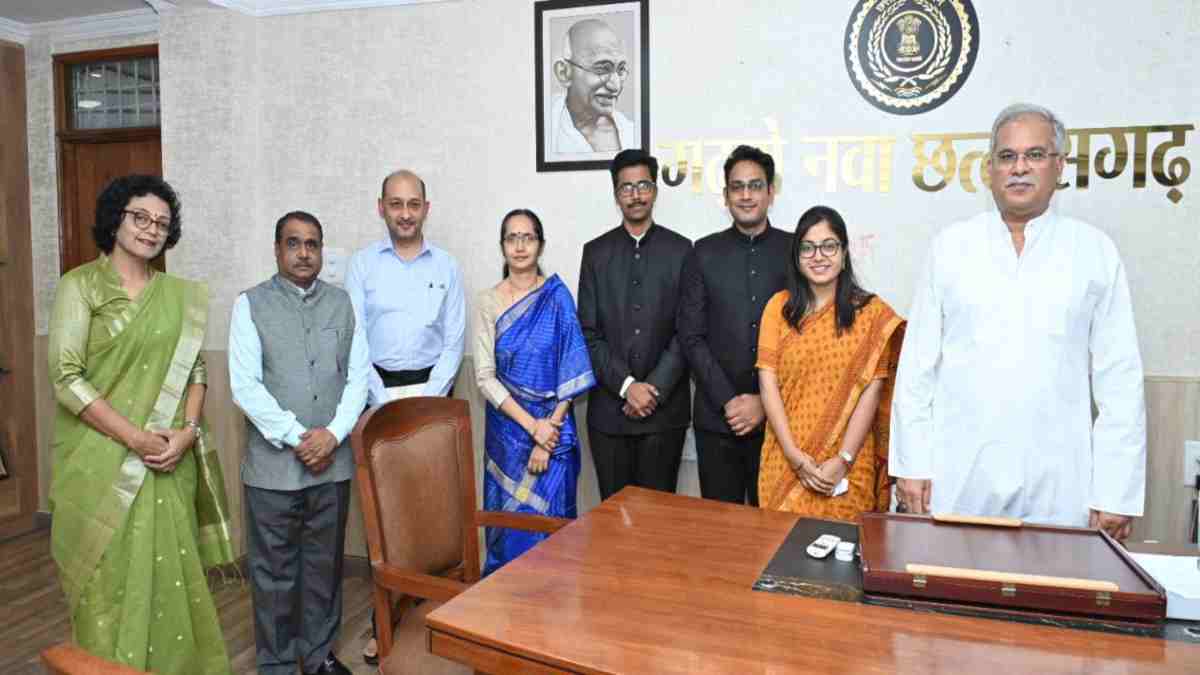 CM से प्रशिक्षु अधिकारियों ने की मुलाकात, भूपेश बघेल ने कहा – प्रशिक्षण का समय मूल्यवान