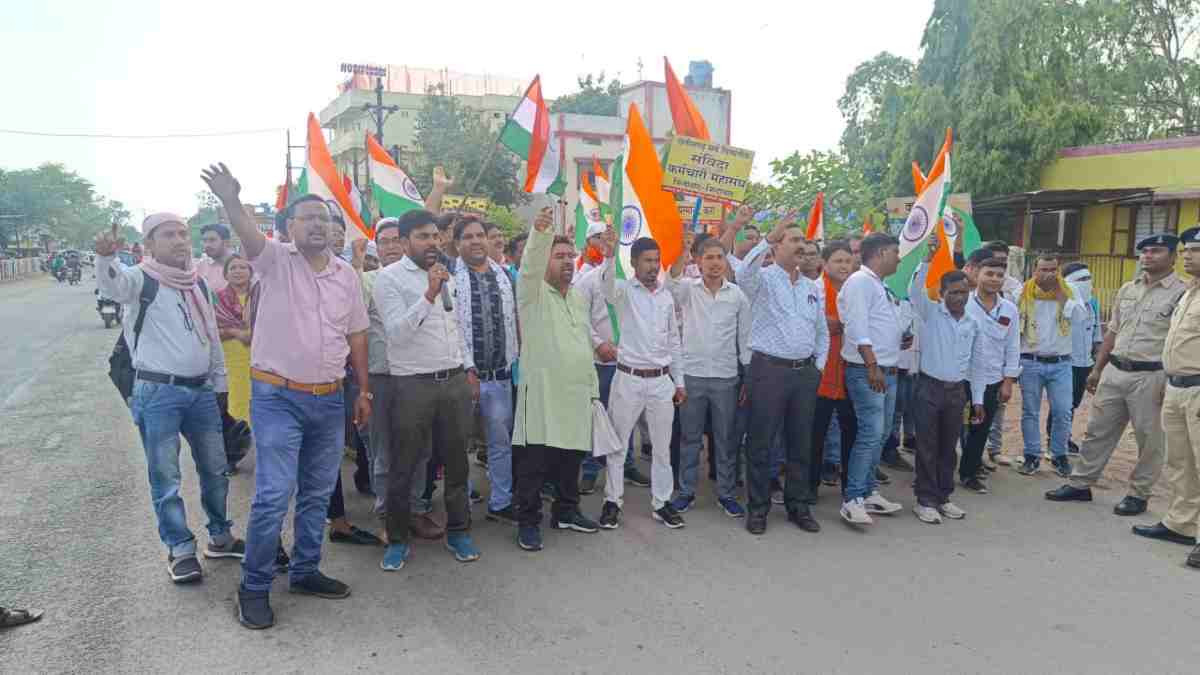 अनियमित कर्मचारियों का रथ पहुंचा मुंगेली : संविदाकर्मियों ने कहा – जनघोषणा में किए वादों को पूरा करे सरकार, प्रशासन को सौंपा ज्ञापन
