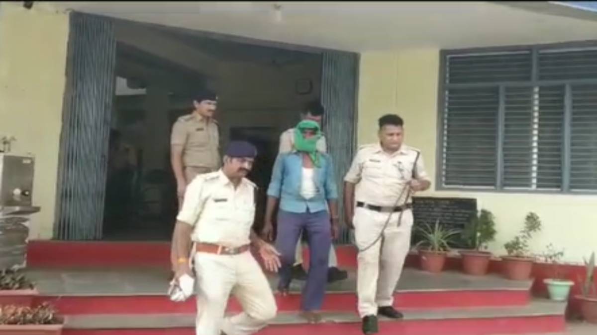 शक में रिश्तों का कत्ल: बेटे ने पत्थर से कुचलकर पिता को मार डाला, कुछ दिन पहले आरोपी की पत्नी ने की थी आत्महत्या