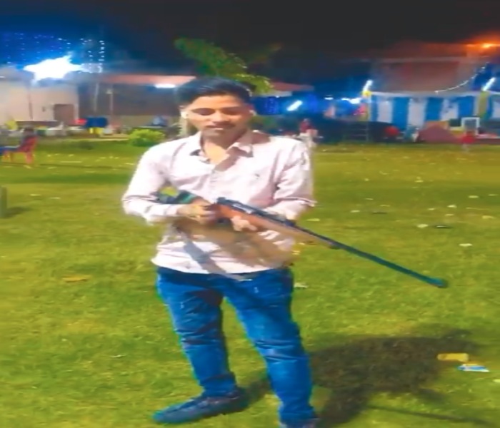 हर्ष फायरिंग: युवक ने लाइसेंसी राइफल से किए कई फायर, वीडियो वायरल, जांच में जुटी पुलिस