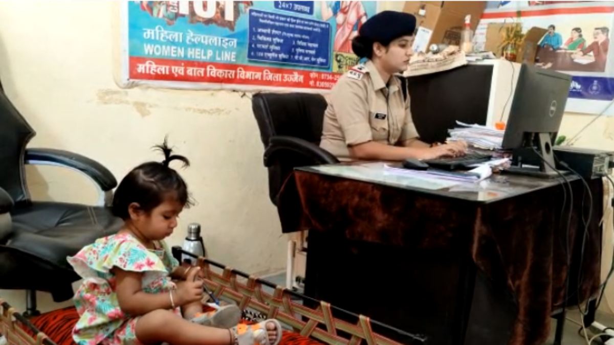 एकसाथ दोहरी जिम्मेदारीः मां का फर्ज और वर्दी की ड्यूटी निभा रही SI प्रीति सिंह, पति बालाघाट में सब इंस्पेक्टर
