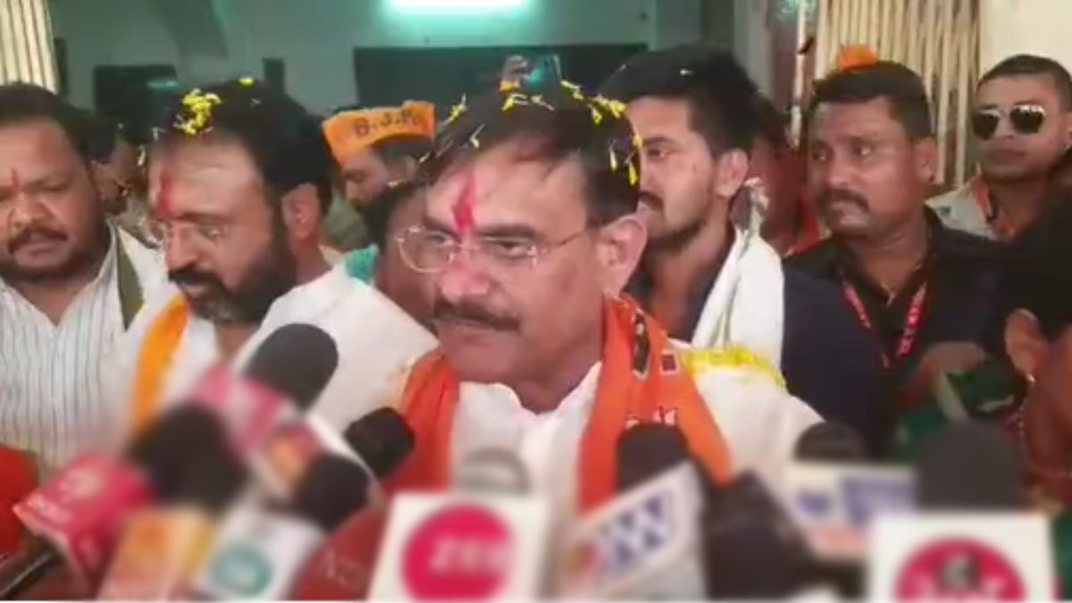 VD शर्मा ने बाइक रैली में उड़ाई यातायात नियमों की धज्जियां: शहडोल में पदाधिकारियों की ली बैठक, कहा- 2023 के चुनाव में रचेंगे इतिहास, 200 पार का नारा होगा साकार