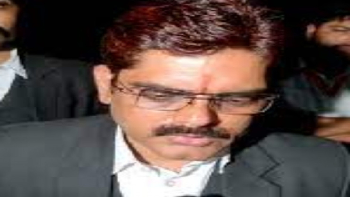 Breaking News : अतीक अहमद के वकील विजय मिश्रा की बढ़ी मुश्किलें, रंगदारी मांगने के आरोप में केस दर्ज