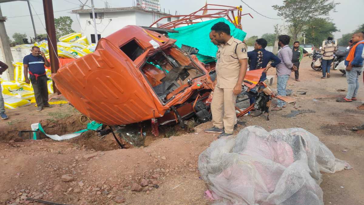 तखतपुर-बिलासपुर मुख्य मार्ग पर हादसा, गड्ढे में घुसा डंपर, चालक की मौत, एक को 4 घंटे रेस्क्यू के बाद निकाला बाहर