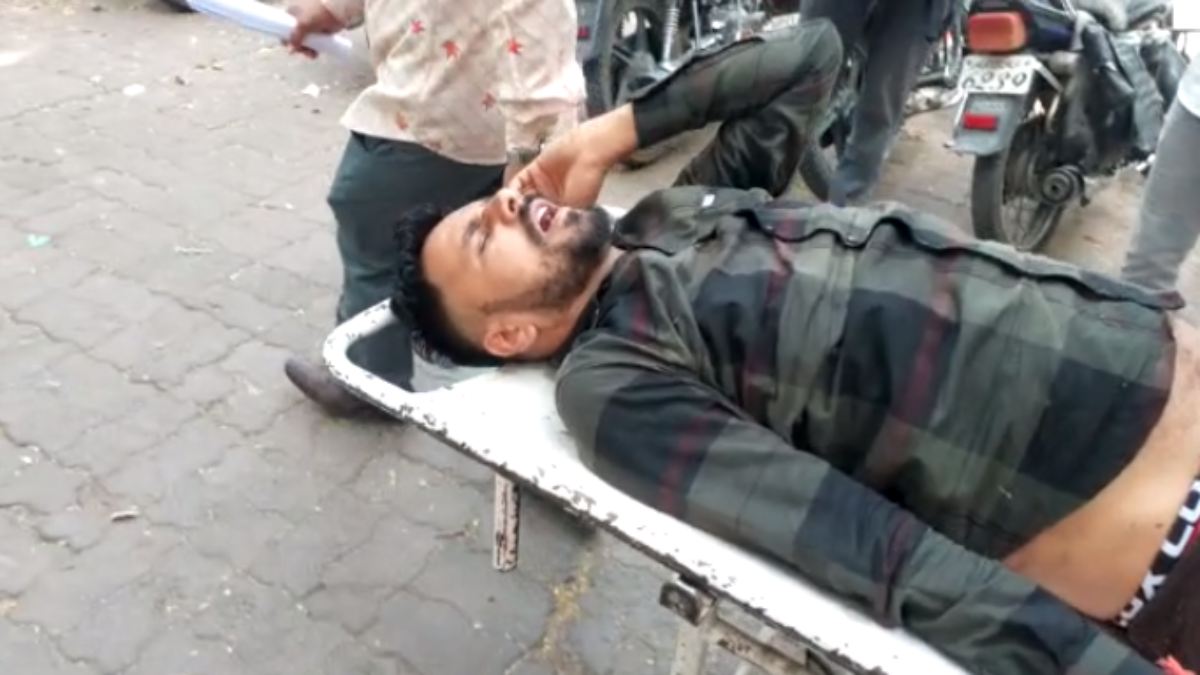 फरार आरोपी चढ़ा पुलिस के हत्थे: जानलेवा हमला कर हो गया था रफूचक्कर, पकड़ने गई पुलिस तो देखकर भागा, गिरने से हुआ जख्मी