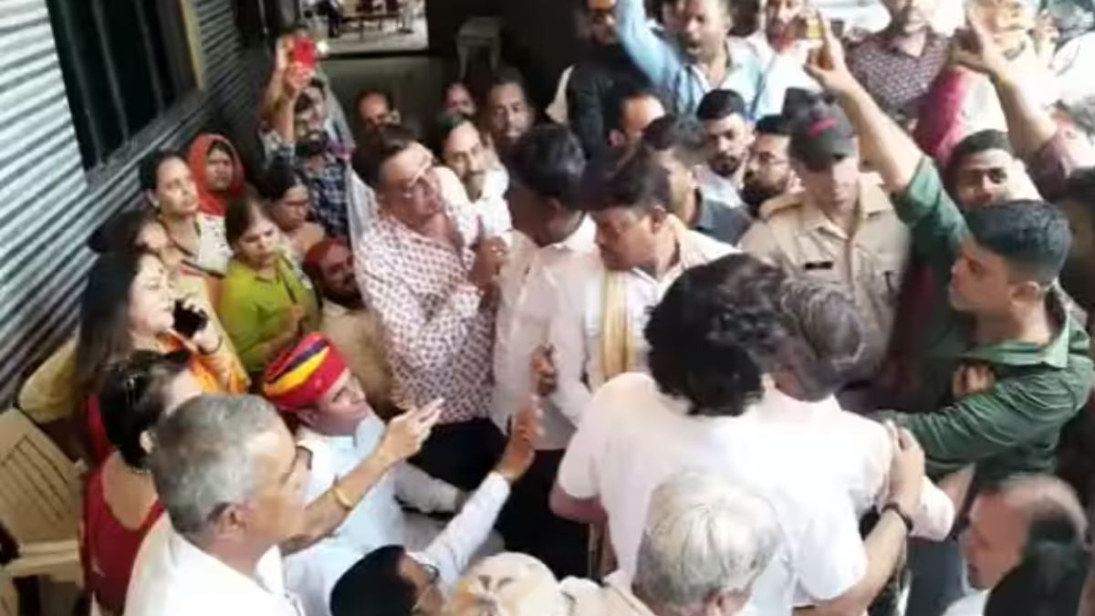 BIG BREAKING: CM गहलोत और पायलट गुट के समर्थकों में ढिशूम-ढिशूम, जमकर बरसे लात-घूंसे, देखिए VIDEO