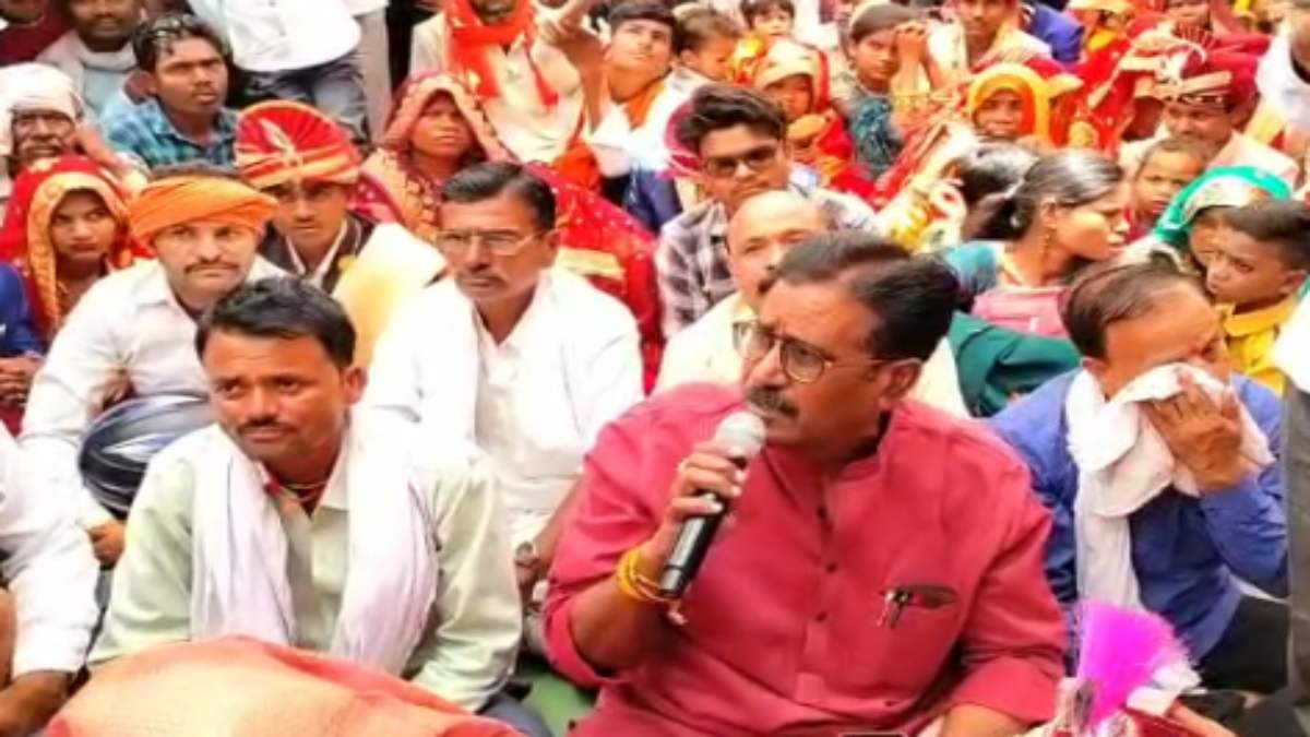 रिश्वत ना देने पर कन्यादान योजना से अपात्र करने का आरोप: कांग्रेस विधायक के साथ धरने पर बैठे 80 जोड़े, जमकर की नारेबाजी