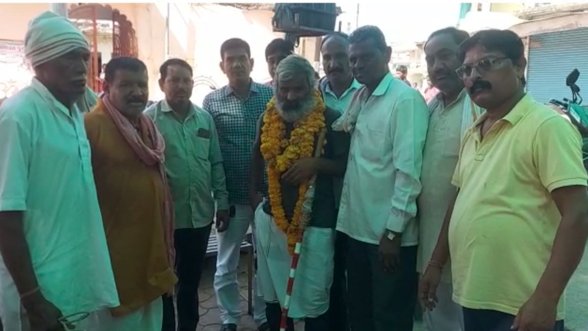 जुनून हो तो ऐसा! सूरदास नीरज ने अकेले 144 दिन में पूरी की नर्मदा की परिक्रमा, घर लौटने पर किया गया सम्मानित
