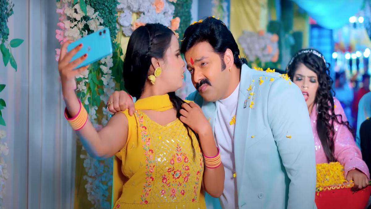 ये क्या..मच गया बवाल ! Pawan Singh ने ‘पियर फराक वाली’ का चूमा हाथ, लगाया गले, VIDEO VIRAL