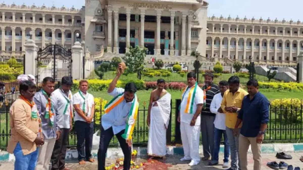 कर्नाटक में ‘शुद्धिकरण’ सियासत: कांग्रेस के कार्यकर्ताओं ने गौमूत्र से साफ किया विधानसभा, जानिए किसने किया था वादा ?