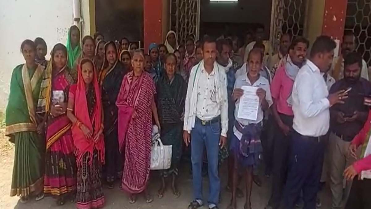 कहां गया 2 महीने का राशन ? सेल्समैन ने गरीबों के हक पर डाका, थंब लगवाकर चावल का किया गबन, आखिर किसकी सह पर हुई घपलेबाजी ?