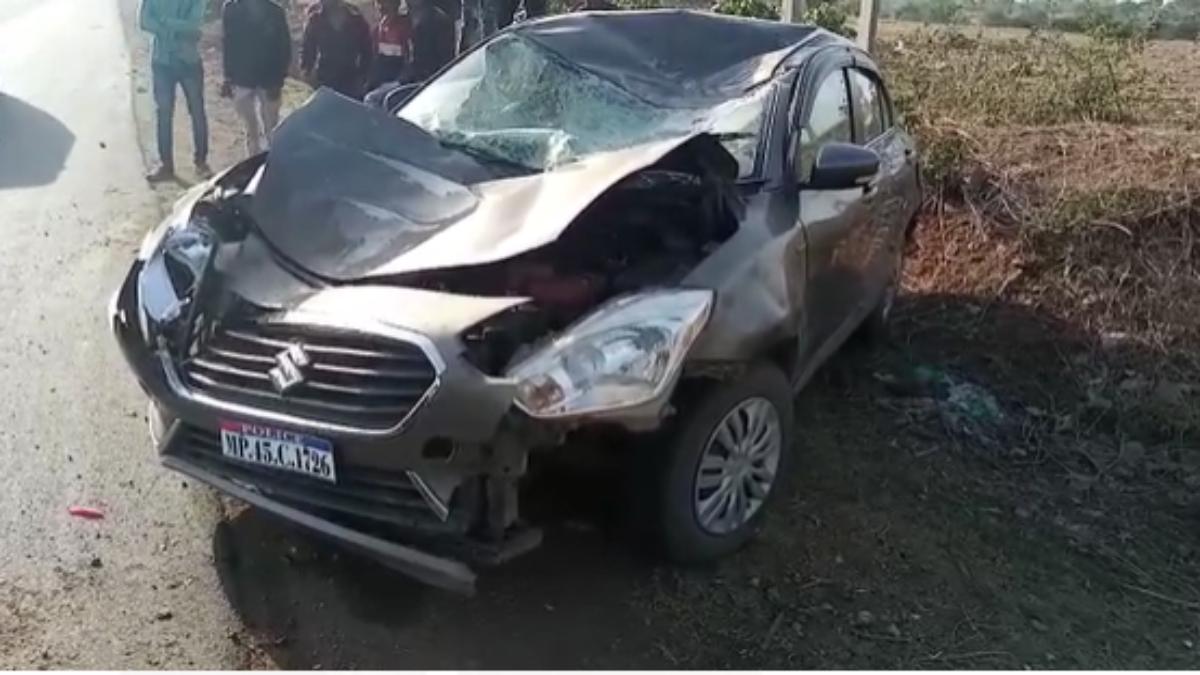 अलीराजपुर में तेज रफ्तार कार पलटी: हादसे में आरक्षक की मौत, चौकी प्रभारी की हालत गंभीर
