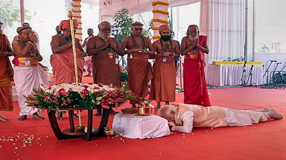 ‘राजतंत्र का जश्न मनाते हुए BJP सरकार ब्राह्मणवाद के पैरों पर हो गई नतमस्तक’, राजदंड के आगे PM के दंडवत होने पर स्वामी प्रसाद मौर्य ने कसा तंज