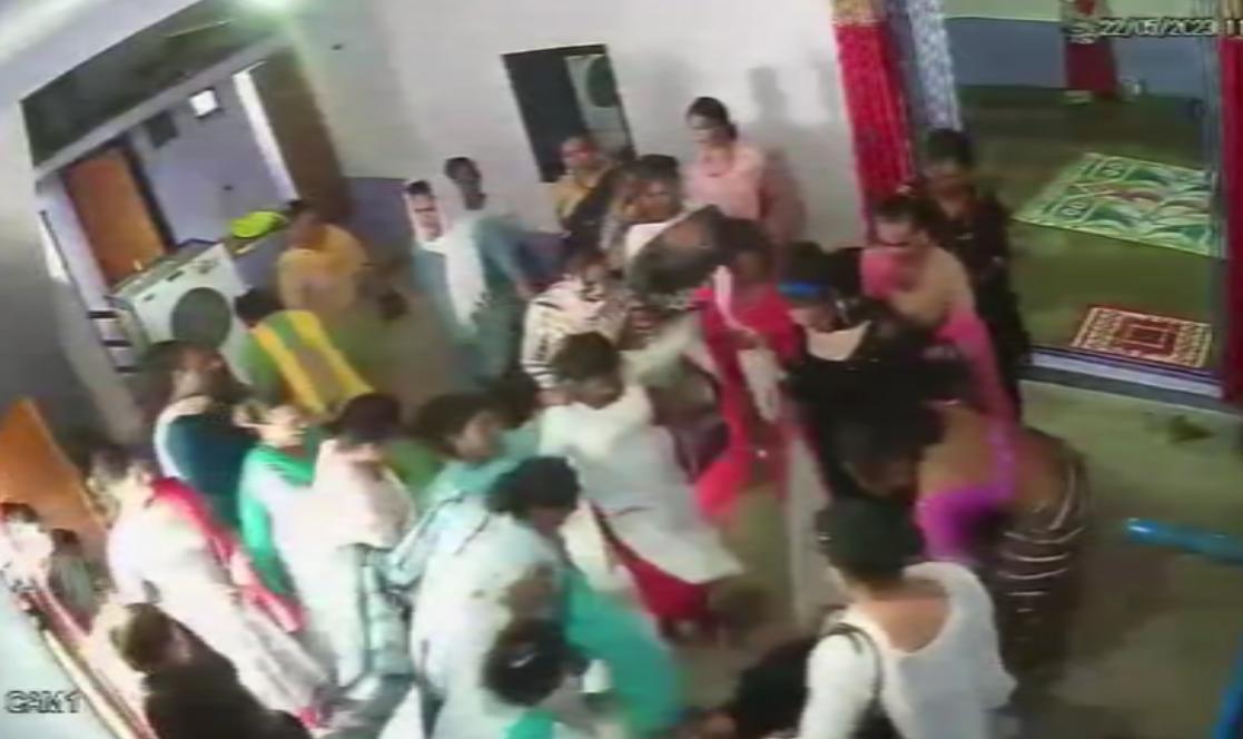 VIDEO: किन्नरों ने घर में घुसकर की मारपीट, पुलिस पर कार्रवाई नहीं करने के लगे आरोप
