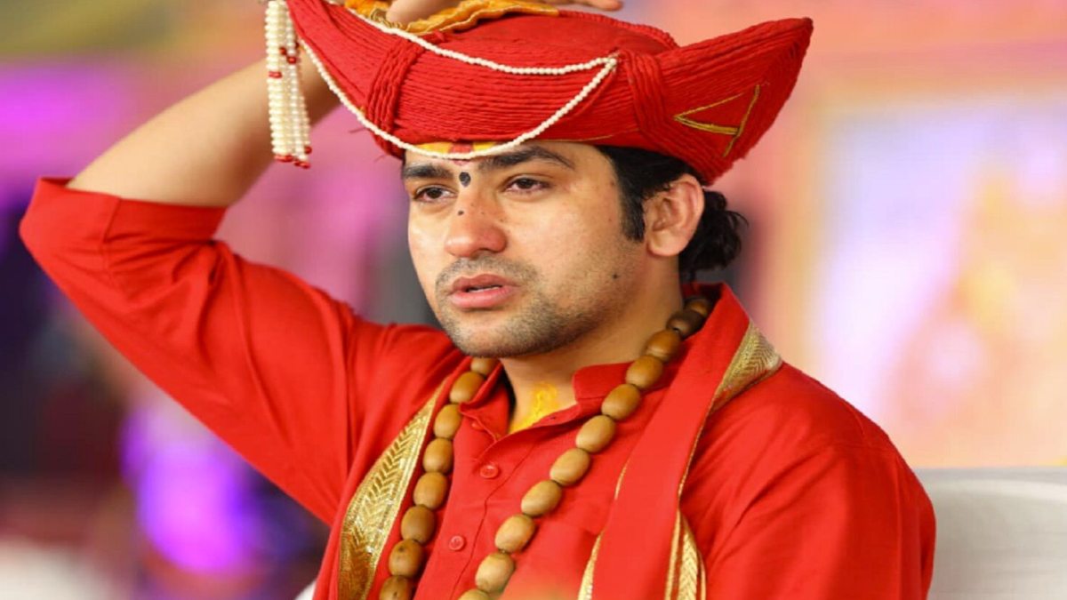 पंडित धीरेंद्र शास्त्री के खिलाफ FIR की मांग: वंशकार समाज ने खोला मोर्चा, जानें क्यों हो रहा बागेश्वर धाम सरकार का विरोध