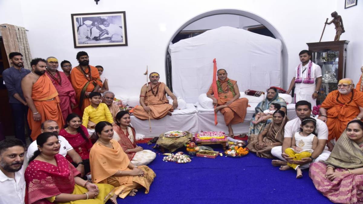 मुख्यमंत्री निवास में दोनों पीठों के शंकराचार्य ने दिए दिव्य दर्शन : सीएम ने सहपरिवार किया पादुका पूजन, प्रदेश की खुशहाली का मांगा आशीर्वाद, आचार्यों से किया ये निवेदन