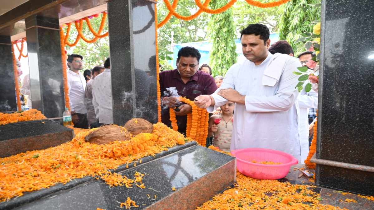 झीरम हमले की 10वीं बरसी : कैबिनेट मंत्री उमेश पटेल पहुंचे शांति बगिया समाधि स्थल, भीगी पलकों से अपने पिता शहीद नंदकुमार पटेल और भाई दिनेश पटेल को अर्पित की श्रद्धांजलि