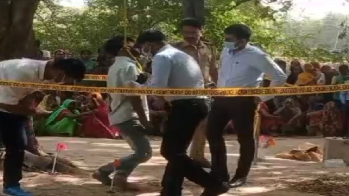 संदिग्ध परिस्थितियों में युवक की मौत, घर के पास पेड़ से लटका मिला शव, जांच में जुटी फॉरेंसिक की टीम