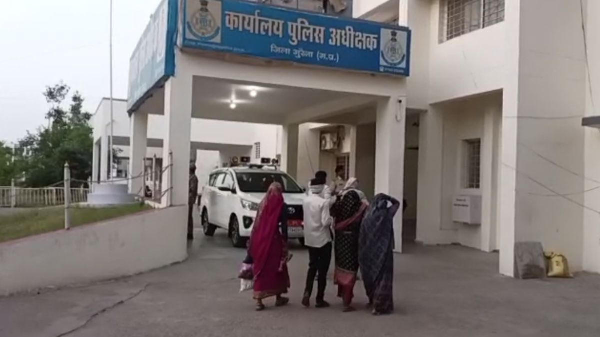 MP : पति को बांधकर पत्नी के साथ गैंगरेप, विरोध करने पर फाड़े कपड़े, दांतों से काटा, पुलिस ने सामान्य मारपीट का मामला किया दर्ज, पीड़ित दंपत्ति ने SP से लगाई न्याय की गुहार