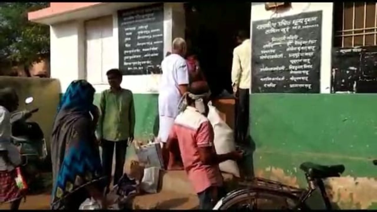 CG NEWS: राशन के परिवहन में गड़बड़ी, अधिक भाड़ा से शासन को नुकसान के साथ हमालो का छीना रोजगार, कलेक्टर से हुई शिकायत