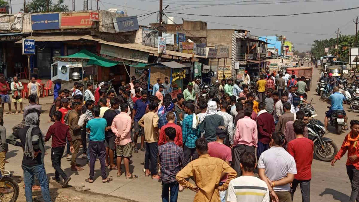 सिक्स लेन पर फिर गई जान, भड़के ग्रामीणों ने किया सर्विस रोड जाम…
