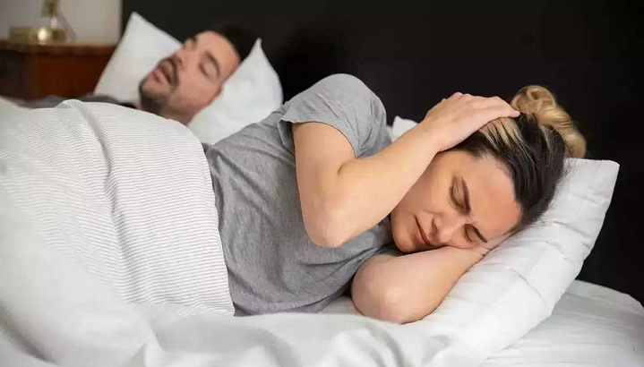 क्या खर्राटे की समस्या से आप और आपके आस पास सोने वाले भी हो जाते हैं परेशान? ये 5 एक्सरसाइज दिलाएगी आराम