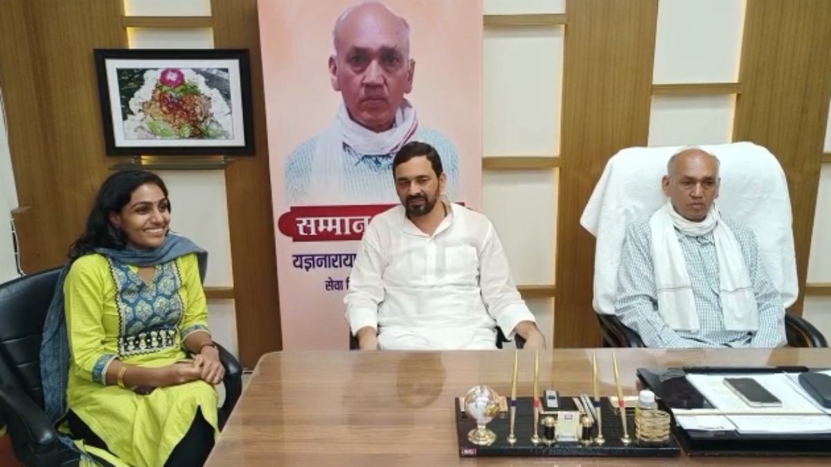 रिटायर होने पर अनोखा सम्मान: इस शहर के महापौर ने कर्मचारी को एक दिन के लिए बनाया मेयर, खुद की वाहन से छोड़ा घर