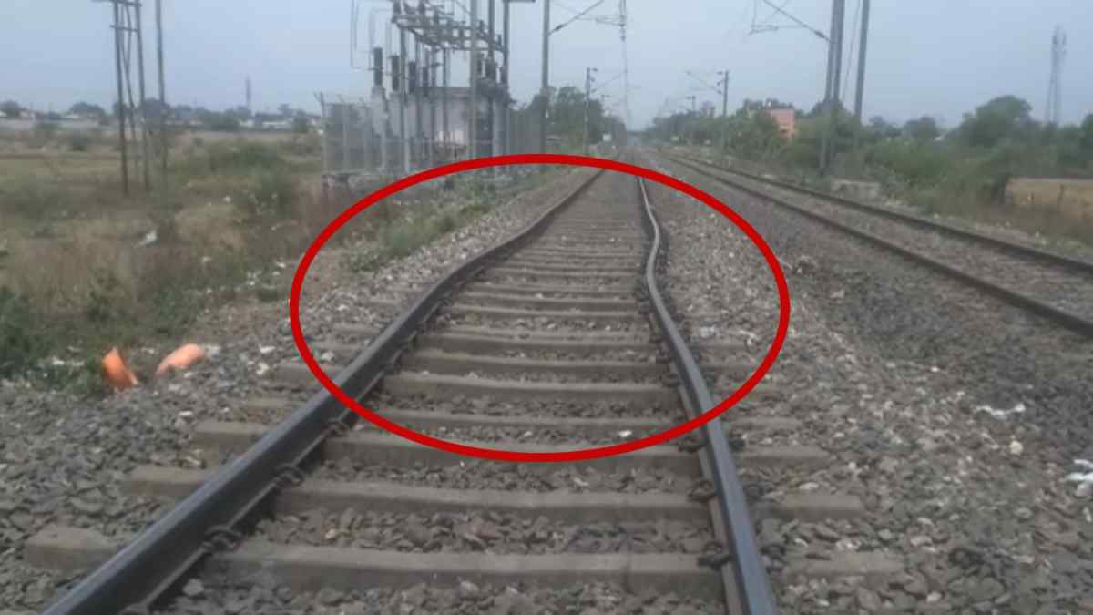 MP में टला बड़ा हादसा: रेलवे लाइन की पटरियां हुई टेढ़ी, समय रहते पड़ी नजर, स्टेशनों पर रोकी गई कई ट्रेनें, देखें VIDEO