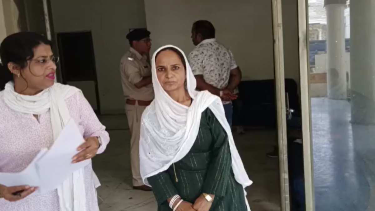 अपनी ही बेटियों से मिलने दर-दर भटक रही मां: एसआई पर प्रताड़ित करने का आरोप, एसपी से लगाई न्याय की गुहार