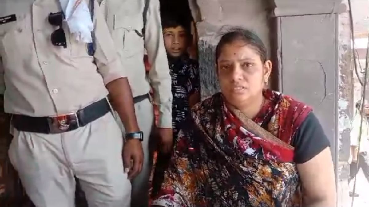 मुझे मर जाने दो, जिंदा नहीं रहना: रामघाट में महिला ने लगाई छलांग, तैराक दल ने बचाई जान, बीमारी से परेशान होकर उठाया आत्मघाती कदम