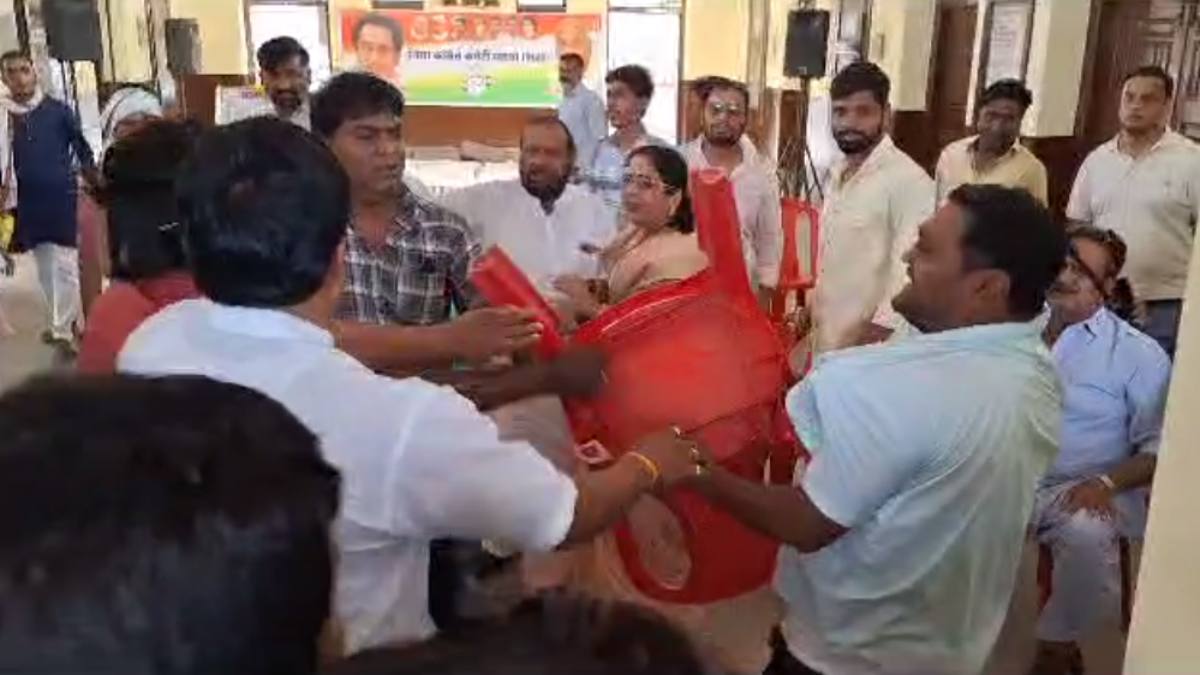 कांग्रेस ऑफिस में दे दना दन, Video: प्रभारी के सामने भिड़े कार्यकर्ता, एक-दूसरे पर फेंकी कुर्सियां