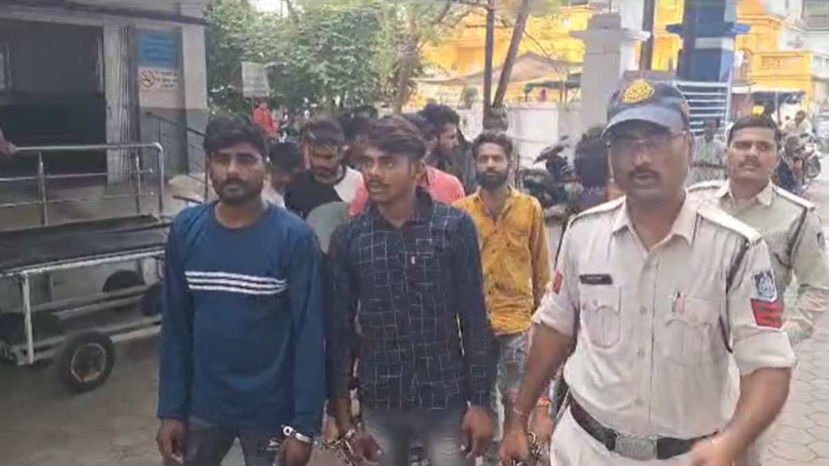 MP में डकैती की प्लानिंग करते 8 आरोपी रंगे हाथों गिरफ्तार: एक कार, सोने-चांदी के आभूषण और डेढ़ लाख नगदी समेत 12 लाख का माल जब्त