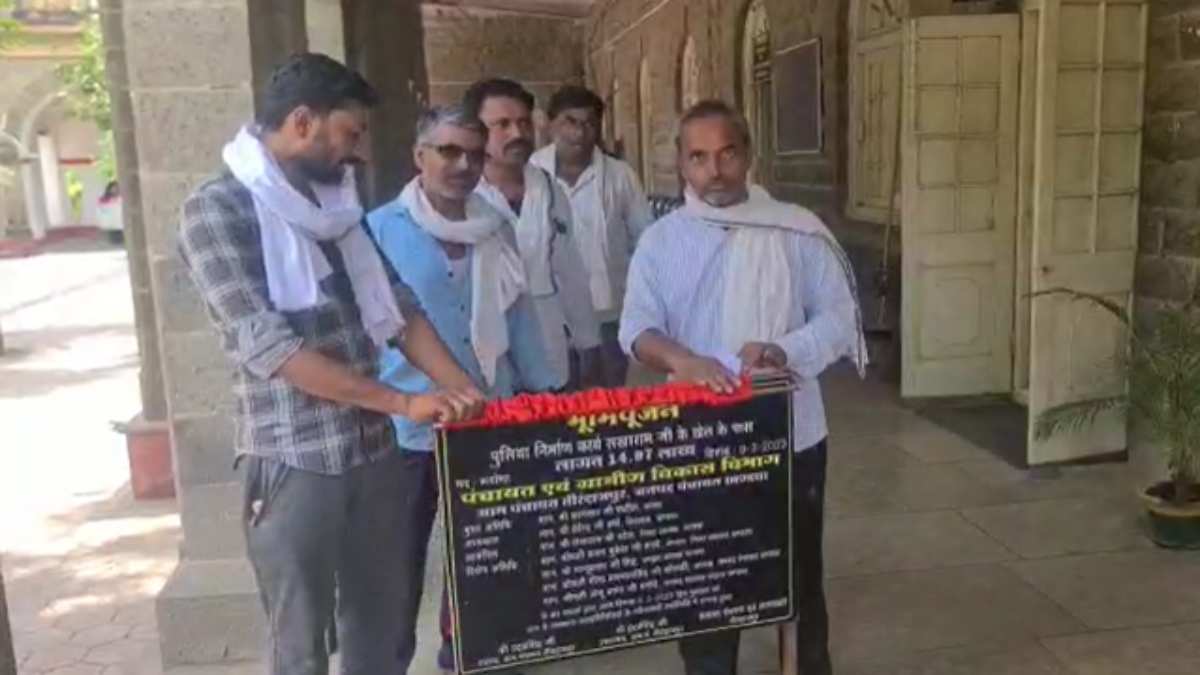 MP में जनसुनवाई की गजब तस्वीर: भूमि पूजन का बोर्ड लेकर पहुंचे ग्रामीण, कहा- 6 महीने हो गए, अब तक शुरू नहीं हुआ काम