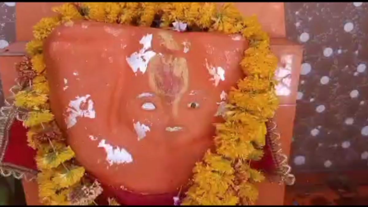 शरारती तत्वों ने हनुमान जी की मूर्ति किया खंडित: एक आंख क्षतिग्रस्त, ग्रामीणों में रोष, अपराधियों की तलाश में जुटी पुलिस