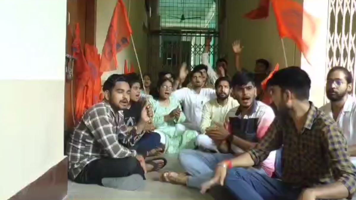 जीवाजी विश्वविद्यालय बांट रहा फर्जी डिग्री!: ABVP के कार्यकर्ताओं ने किया प्रदर्शन, महाराष्ट्र के युवक-युवती के गिरफ्तार होने के बाद बड़ा खुलासा