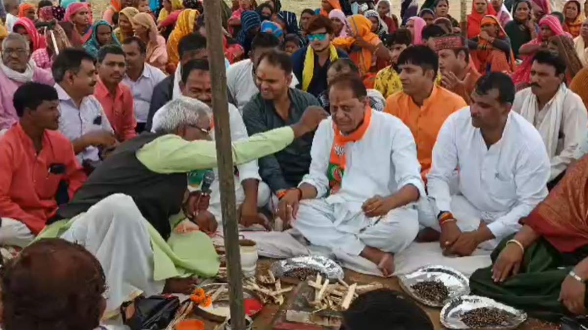 कैबिनेट मंत्री ने कांग्रेस MLA और महापौर के खिलाफ खोला मोर्चा: BJP कार्यकर्ताओं और हितग्राहियों के साथ किया सद्बुद्धि यज्ञ, जानें पूरा मामला