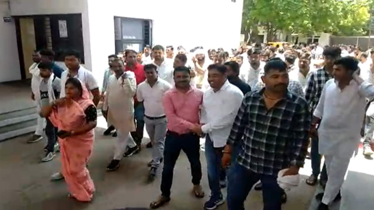 क्या मंत्री के इशारे पर हुई कार्रवाई ? साहब सिंह के छोटे भाई ने लगाया आरोप, दूसरे पक्ष पर भी FIR दर्ज करने की मांग, SP दफ्तर का घेराव