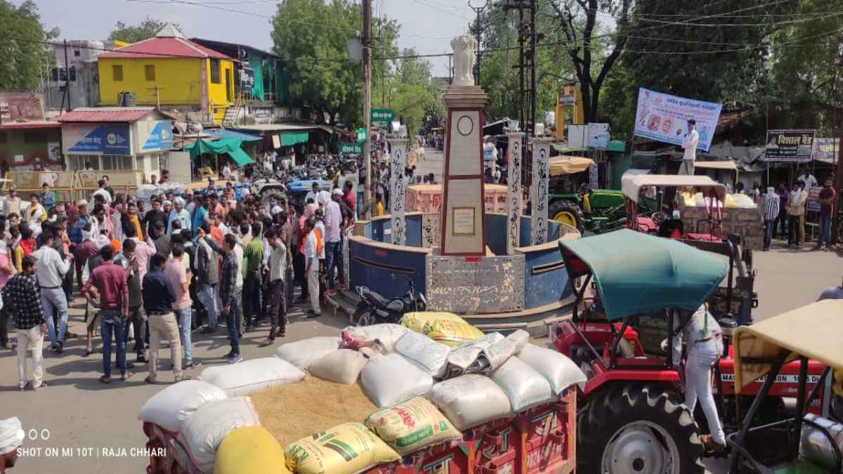 एमपी में किसानों के साथ मारपीट: दो घंटे तक किया चक्का जाम, SDM ने 4 मंडी व्यापारियों के लाइसेंस निरस्त करने का दिया आश्वासन