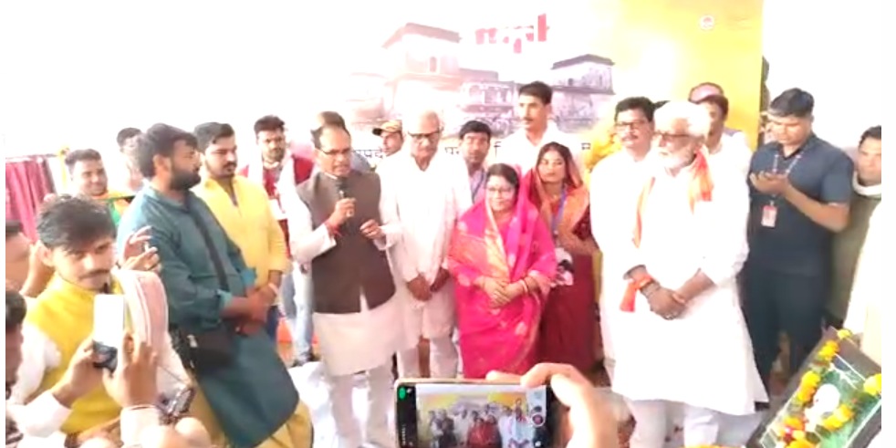त्योंथर कोलगढ़ी जीर्णोद्धार का भूमिपूजनः CM शिवराज बोले- कोलगढ़ी कोल समाज का गौरव, रीवा में बनेगा कोल भवन, 3831 हितग्राहियों को बांटे पट्टे