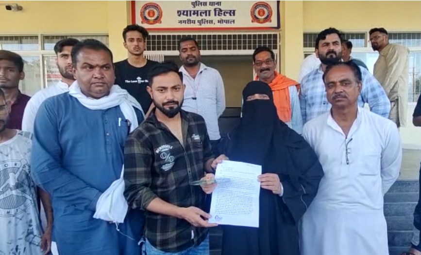 भोपाल निगम नेता प्रतिपक्ष मामले में नया मोड़ः सड़क पर बने मकान के कारण विवाद, पुलिसकर्मी की पत्नी ने थाने में सौंपी सीडी और वीडियो
